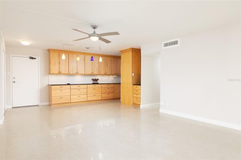 Condo in Treasure Island, Florida, 2 bedrooms  № 1352711 - photo 17