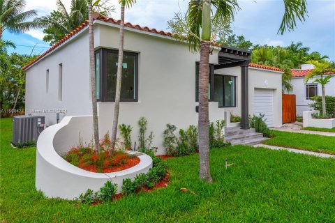 House in Miami, Florida 3 bedrooms, 141.21 sq.m. № 1177901 - photo 2