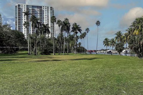 Condo in Miami, Florida, 2 bedrooms  № 1358465 - photo 23