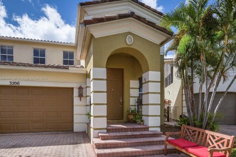 Villa ou maison à louer à Aventura, Floride: 5 chambres, 257.34 m2 № 1358464 - photo 1