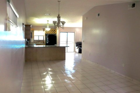House in Hialeah Gardens, Florida 3 bedrooms, 129.88 sq.m. № 1142070 - photo 5