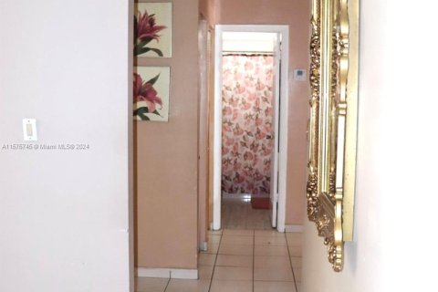 House in Hialeah Gardens, Florida 3 bedrooms, 129.88 sq.m. № 1142070 - photo 3