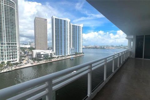 Condo in Miami, Florida, 2 bedrooms  № 1362717 - photo 2