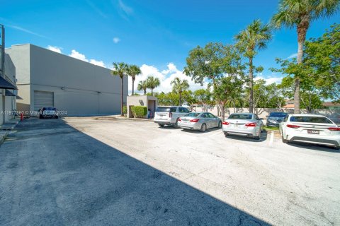 Commercial property in North Miami Beach, Florida № 1404153 - photo 29