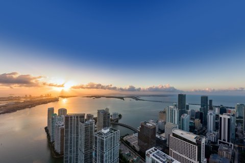 Baccarat Brickell sobre plano en Miami, Florida № 713630 - foto 2