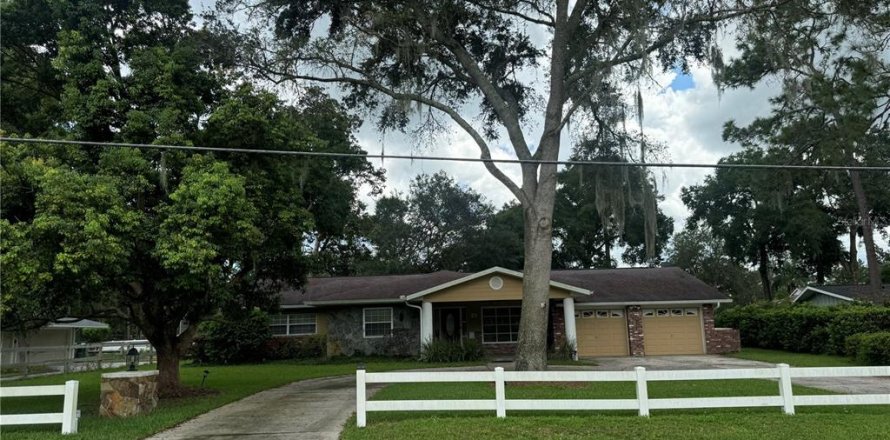 House in Ocala, Florida 3 bedrooms, 228.26 sq.m. № 1349858