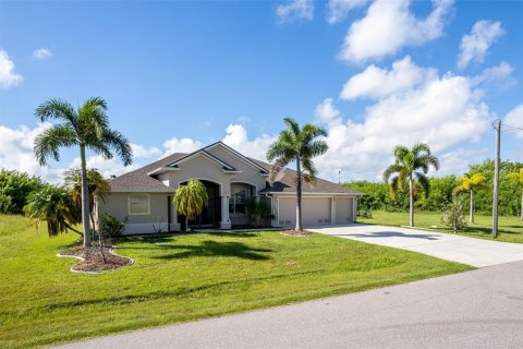 House in Port Charlotte, Florida 3 bedrooms, 209.87 sq.m. № 1382193 - photo 17