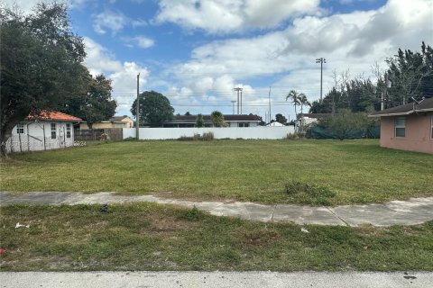 Terreno en venta en Miami Gardens, Florida № 1013575 - foto 3