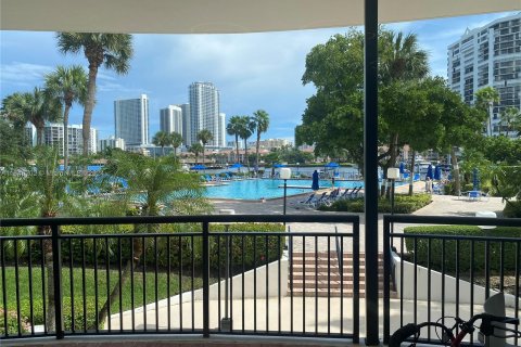 Condo in Hallandale Beach, Florida, 2 bedrooms  № 1353949 - photo 22