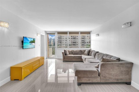 Condo in Sunny Isles Beach, Florida, 2 bedrooms  № 1357264 - photo 13