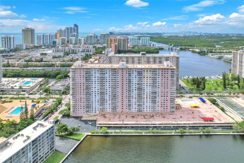 Condo in Sunny Isles Beach, Florida, 2 bedrooms  № 1357264 - photo 24