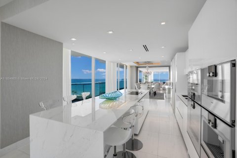 Condominio en venta en Bal Harbour, Florida, 3 dormitorios, 388.8 m2 № 1357221 - foto 2