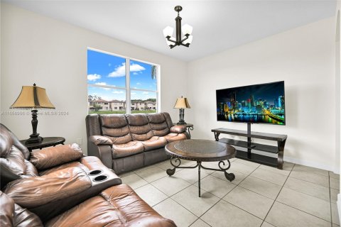 Townhouse in Doral, Florida 4 bedrooms, 195.56 sq.m. № 1357263 - photo 5