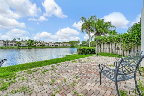 Townhouse in Doral, Florida 4 bedrooms, 195.56 sq.m. № 1357263 - photo 6