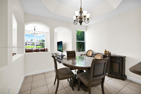 Townhouse in Doral, Florida 4 bedrooms, 195.56 sq.m. № 1357263 - photo 8