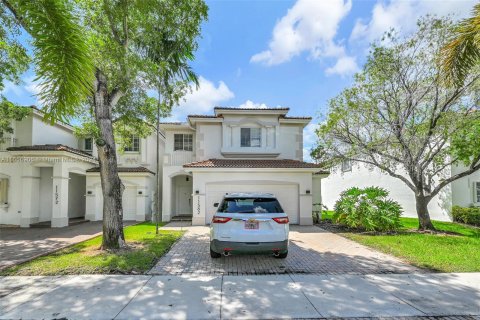 Townhouse in Doral, Florida 4 bedrooms, 195.56 sq.m. № 1357263 - photo 2