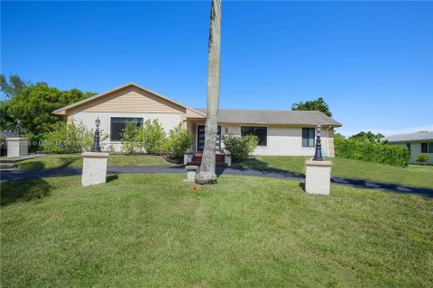 Villa ou maison à vendre à Palmetto Bay, Floride: 4 chambres, 250.74 m2 № 1281515 - photo 1