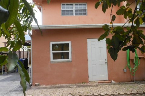 Touwnhouse à vendre à North Lauderdale, Floride: 2 chambres, 107.02 m2 № 736415 - photo 1