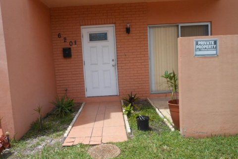 Touwnhouse à vendre à North Lauderdale, Floride: 2 chambres, 107.02 m2 № 736415 - photo 15