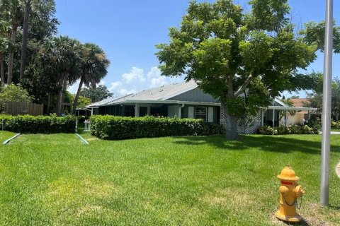 Duplex in New Smyrna Beach, Florida 2 bedrooms, 126.81 sq.m. № 1286486 - photo 2