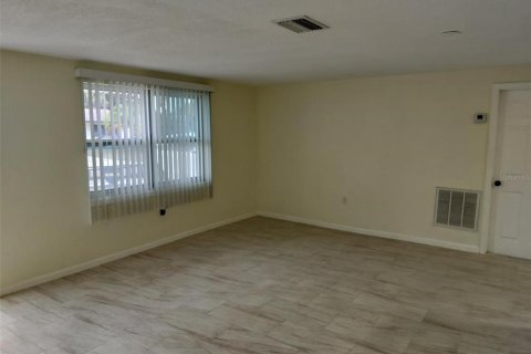 House in Port Richey, Florida 3 bedrooms, 97.73 sq.m. № 1286579 - photo 4