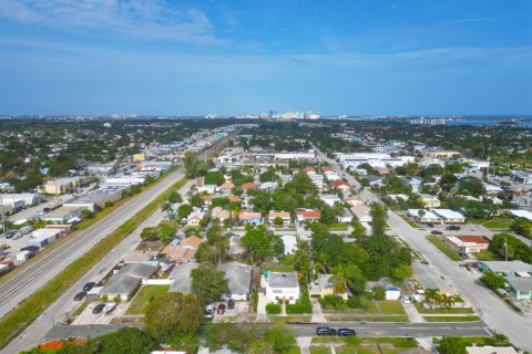 House in West Palm Beach, Florida 3 bedrooms, 113.34 sq.m. № 956960 - photo 4