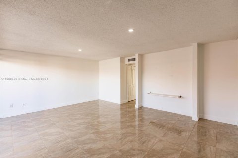 Condo in Miami, Florida, 3 bedrooms  № 1391713 - photo 9