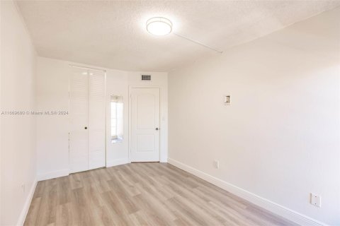 Condo in Miami, Florida, 3 bedrooms  № 1391713 - photo 24