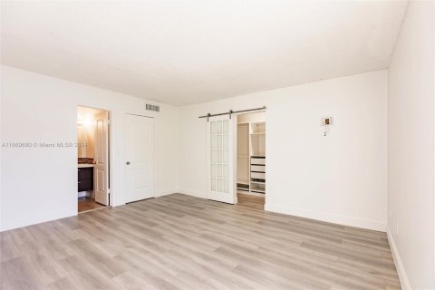 Condo in Miami, Florida, 3 bedrooms  № 1391713 - photo 18