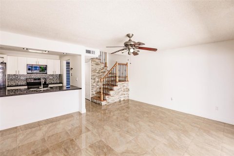 Condo in Miami, Florida, 3 bedrooms  № 1391713 - photo 13