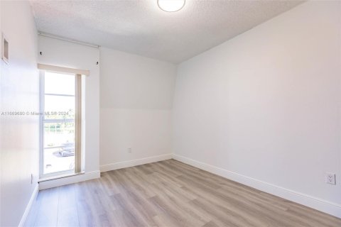 Condo in Miami, Florida, 3 bedrooms  № 1391713 - photo 23