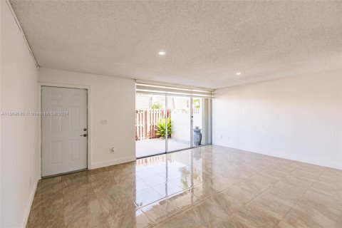 Condo in Miami, Florida, 3 bedrooms  № 1391713 - photo 8