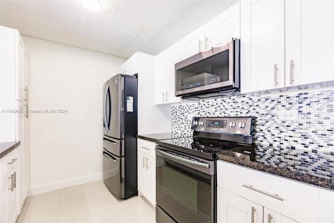 Condo in Miami, Florida, 3 bedrooms  № 1391713 - photo 11