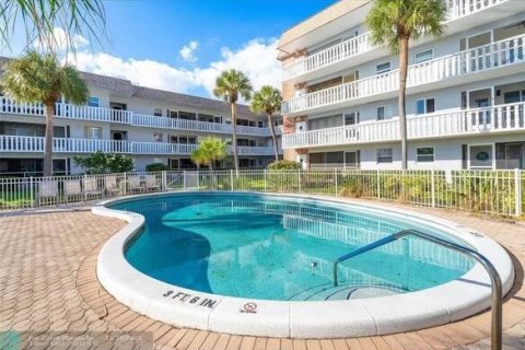 Copropriété à vendre à Pompano Beach, Floride: 2 chambres, 89.19 m2 № 1079561 - photo 1