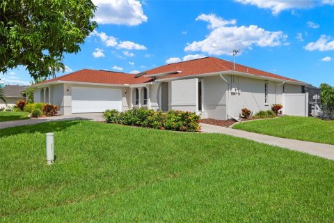 Villa ou maison à vendre à Cape Coral, Floride: 3 chambres, 181.9 m2 № 1354105 - photo 2