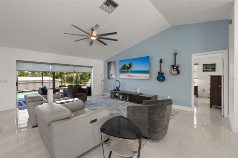 House in Cape Coral, Florida 3 bedrooms, 181.9 sq.m. № 1354105 - photo 4