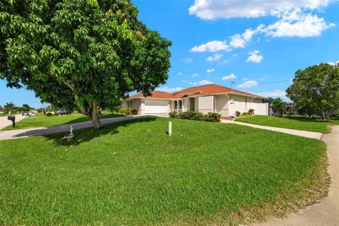 House in Cape Coral, Florida 3 bedrooms, 181.9 sq.m. № 1354105 - photo 29