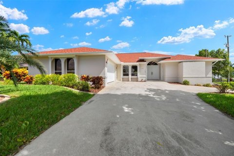 House in Cape Coral, Florida 3 bedrooms, 181.9 sq.m. № 1354105 - photo 3