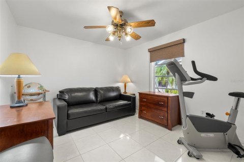 House in Cape Coral, Florida 3 bedrooms, 181.9 sq.m. № 1354105 - photo 22