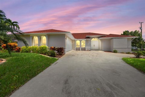 House in Cape Coral, Florida 3 bedrooms, 181.9 sq.m. № 1354105 - photo 1