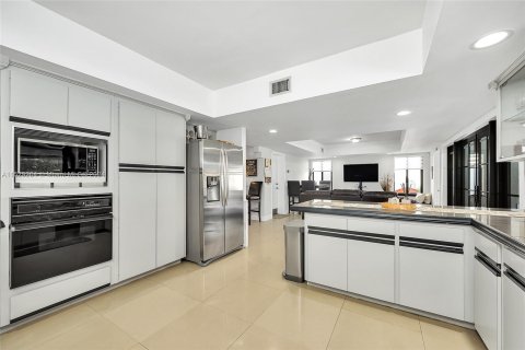 Casa en venta en Miami Lakes, Florida, 5 dormitorios, 328.5 m2 № 995903 - foto 18