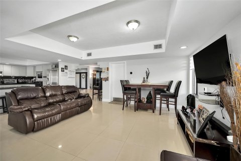 Casa en venta en Miami Lakes, Florida, 5 dormitorios, 328.5 m2 № 995903 - foto 21