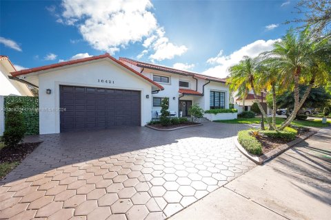 Casa en venta en Miami Lakes, Florida, 5 dormitorios, 328.5 m2 № 995903 - foto 2