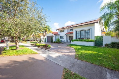 Casa en venta en Miami Lakes, Florida, 5 dormitorios, 328.5 m2 № 995903 - foto 3