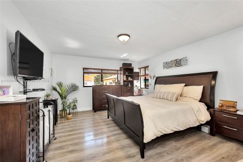 Casa en venta en Miami Lakes, Florida, 5 dormitorios, 328.5 m2 № 995903 - foto 27
