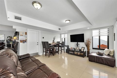 Casa en venta en Miami Lakes, Florida, 5 dormitorios, 328.5 m2 № 995903 - foto 20