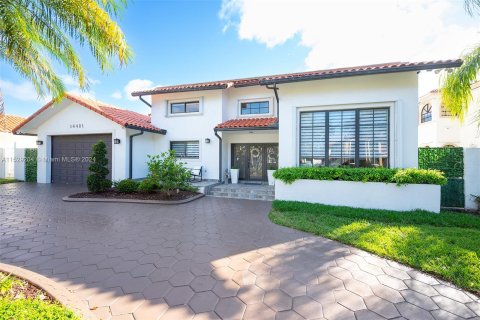 Casa en venta en Miami Lakes, Florida, 5 dormitorios, 328.5 m2 № 995903 - foto 1