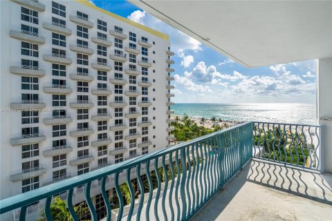 Condo in Miami Beach, Florida, 2 bedrooms  № 1232878 - photo 23