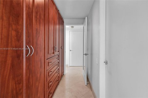 Condo in Miami Beach, Florida, 2 bedrooms  № 1232878 - photo 14