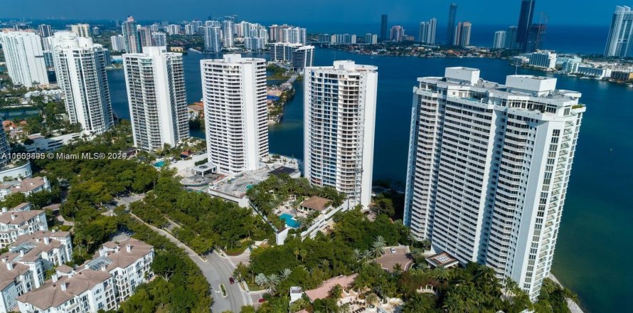 Condominio en Aventura, Florida, 2 dormitorios  № 1232879